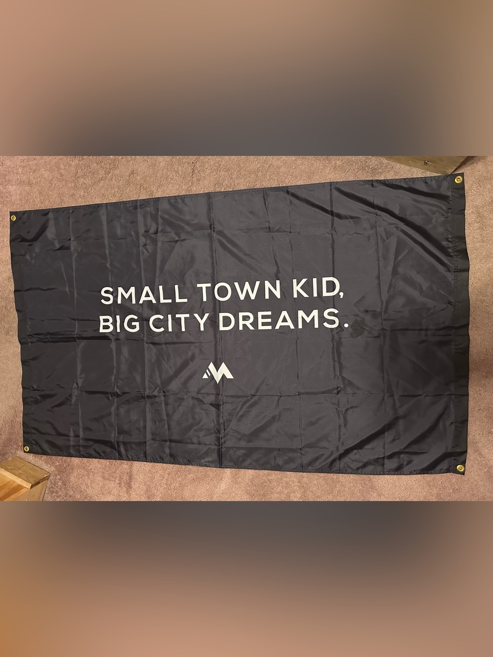 Mentality Black Motivational Flag - "SMALL TOWN KID, BIG CITY DREAMS."